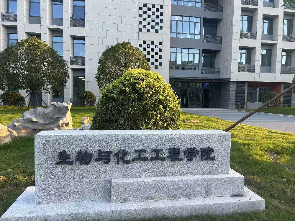 威信县扬州职业大学体育场高杆灯项目